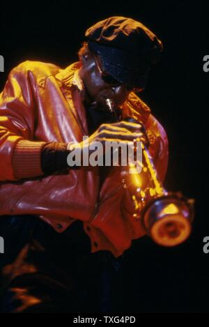 American trombettista jazz e compositore Miles Davis in scena presso il Palais Omnisport de Bercy a Parigi nel 1984. Foto Stock