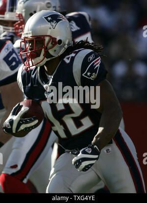 New England Patriots running back Ben Jarvus Green-Ellis (42) oneri upfield nel primo trimestre contro i Buffalo Bills a Gillette Stadium di Foxborough, Massachusetts il 9 novembre 2008. (UPI foto/Matthew Healey) Foto Stock