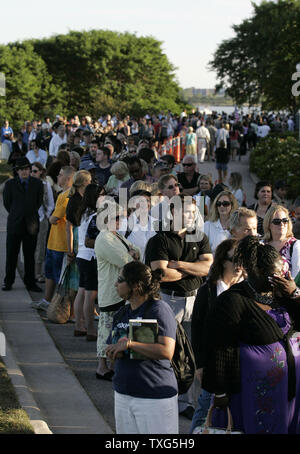 Persone in lutto e ben wishers linea fino a visualizzare lo scrigno del senatore Edward Kennedy presso la John F. Kennedy Presidential Library and Museum per un pubblico di wake on 27 Agosto 2009. Il senatore Kennedy scomparso fine martedì notte all'età di 77, getterà in riposo presso il Museo per due giorni. UPI/Matthew Healey Foto Stock