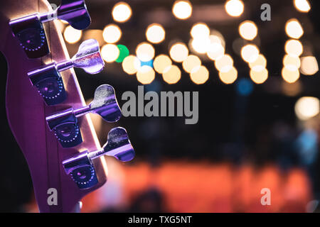 Strumento di chitarra in una sala eventi, chiudere l'immagine. I posti vuoti nei sfondo sfocato. Foto Stock