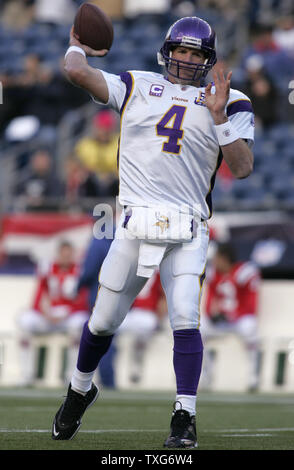 Minnesota Vikings quarterback Brett Favre si riscalda prima della partita contro il New England Patriots al Gillette Stadium di Foxboro, Massachusetts, il 31 ottobre 2010. UPI/Matthew Healey Foto Stock