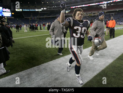 New England Patriots running back Danny Woodhead onde ai patrioti appassionati dopo i patrioti hanno sconfitto il New York getti 45-3 a Gillette Stadium di Foxboro, Massachusetts, il 6 dicembre 2010. UPI/Matthew Healey Foto Stock
