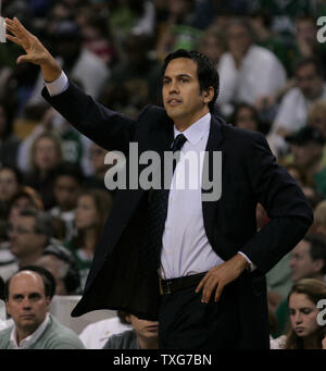 Miami Heat head coach Erik Spoelstra ha chiamate fuori al suo compagno di squadra come essi assumono la Boston Celtics nella prima metà del I Congresso orientale semifinali a TD Garden di Boston, Massachusetts, il 7 maggio 2011. I Celtics sconfitto il calore 97-81. UPI/Matthew Healey Foto Stock