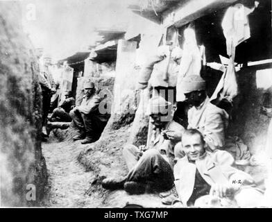 La prima guerra mondiale : i soldati tedeschi rilassante nella loro trincea durante una tregua nei combattimenti Foto Stock