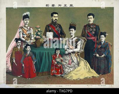 Dopo Torajiro Kasai Meiji Imperatore del Giappone, centro permanente con la famiglia imperiale giapponese Chromolithograph Foto Stock