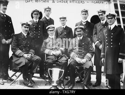 Il capitano Arthur Rostron e sotto ufficiali della RMS Carpathia (Cunard), con amorevole cup a lui presentati dai superstiti del relitto del RMS Titanic (White Star Line), 12 aprile 1912 in riconoscimento del suo eroismo nel salvataggio. Naufragio disastro Foto Stock