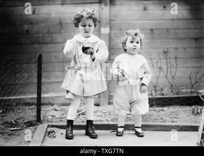 I superstiti della perdita del RMS Titanic: Michel e Edmond Navratil (di età compresa tra 4 e 2), Fratelli francesi il cui padre morì nel disastro del 12 aprile 1912, ma che sono stati identificati e il ricongiungimento con la loro madre. Naufragio Foto Stock