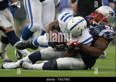 New England Patriots linebacker Jerod Mayo (51) affronta Indianapolis Colts running back Joseph Addai (29) su un cantiere guadagno nel secondo trimestre a Gillette Stadium di Foxboro, Massachusetts il 4 dicembre 2011. I patrioti hanno sconfitto i Colts UPI/Matthew Healey Foto Stock