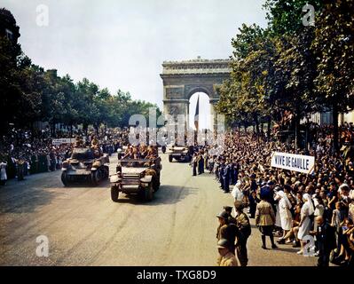 La Folla di patrioti francesi linea le Champs Elysees per visualizzare Allied serbatoi e metà le vie passano attraverso l'Arco di Trionfo, dopo Parigi fu liberata il 25 agosto 1944 Fotografo: Jack Downey Washington, la Biblioteca del Congresso Foto Stock