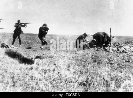 Esecuzione di Kiev ebrei da esercito tedesco di uccidere le unità (Einsatzgruppen = gruppi d'intervento) vicino a Ivangorod, Ucraina Foto Stock