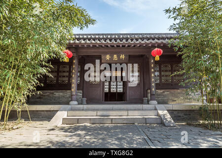 La Cinese-stile architettura coperta da foreste di bambù nella torre di Lion Scenic Area di Yanggu, Provincia di Shandong Foto Stock