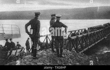 La prima guerra mondiale : Tedesco Maresciallo di Campo August von Mackensen guardando il suo esercito attraversare il Danubio a Tutrakan, 6 settembre 1917 durante la sua campagna rumeno Foto Stock
