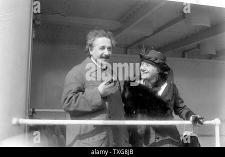 Albert Einstein (1879-1955) tedesco-nato Swiss-American fisico teorico, con elsa Einstein cugino e la seconda moglie Foto Stock