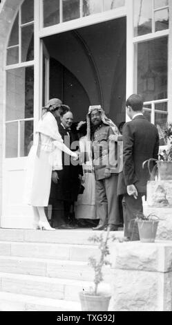 L'emiro Abdullah di Transgiordania sulla scalinata del Palazzo del Governo, Gerusalemme, stringono le mani con la signora Churchill Winston Churchill in piedi accanto a sua moglie Foto Stock