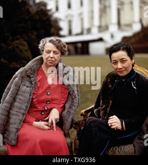 Eleanor Roosevelt davanti alla Casa Bianca con Soong Mei-ling (moglie di Chiang Kai-shek), first lady della Repubblica di Cina Foto Stock
