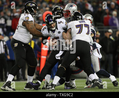 Baltimore Ravens quarterback Joe Flacco (5) è trascinato verso il basso dalla New England Patriots linebacker Rob Ninkovich (50) per un quattro-cantiere perdita nel secondo trimestre nel AFC Championship Game al Gillette Stadium di Foxborough, Massachusetts, il 20 gennaio 2013. UPI/Matthew Healey Foto Stock