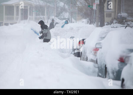 Bostonians inizia a scavare in Boston, Massachusetts Sabato, 9 febbraio 2013, dopo un blizzard oggetto di dumping più di due metri di neve nella zona. Fino a tre metri di neve è caduto in alcune parti della Nuova Inghilterra come una tempesta invernale gli automobilisti a filamento e messo k.o. il potere di migliaia. UPI/Giacobbe Belcher Foto Stock