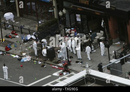 Scena del crimine gli investigatori di scavare attraverso la scena di un bombardamento su Boylston Street a Boston, Massachusetts, il 16 aprile 2013. Due bombe detonate vicino al traguardo della Maratona di Boston lunedì pomeriggio uccidendo 3 e il ferimento di altre 150. UPI/Matthew Healey Foto Stock