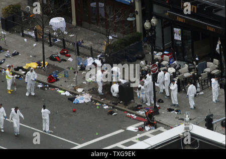 Scena del crimine gli investigatori di scavare attraverso la scena di un bombardamento su Boylston Street a Boston, Massachusetts, il 16 aprile 2013. Due bombe detonate vicino al traguardo della Maratona di Boston lunedì pomeriggio uccidendo 3 e il ferimento di altre 150. UPI/Matthew Healey Foto Stock