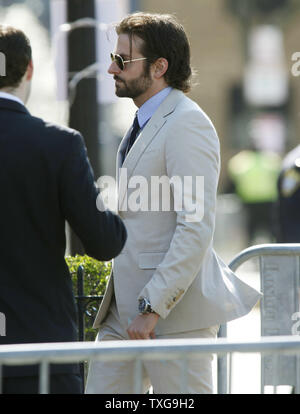 Attore Bradley Cooper di passeggiate in un servizio interreligioso che si terrà presso il Duomo di Santa Croce a Boston, Massachusetts, il 18 aprile 2013. Il servizio che il Presidente Obama è la partecipazione è in risposta al bombardamento vicino al traguardo della Maratona di Boston che ha ucciso 3 e ferito oltre 140. UPI/Matthew Healey Foto Stock