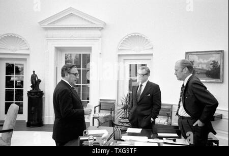 Gerald Ford (1913-2006) 38° Presidente degli Stati Uniti, 1974-1977, incontra nell'ufficio ovale con il Segretario di Stato Henry Kissinger. Foto Stock