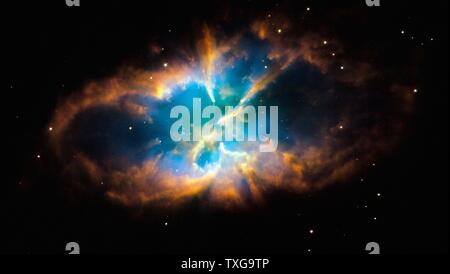 Nebulosa planetaria NGC 2818 nel sud della costellazione di Pyxis (bussola). Strati incandescente e il guscio di gas sono stati creati quando una stella di spargere i suoi strati esterni nello spazio dopo esaurimento del combustibile nucleare fotografia - NASA Foto Stock