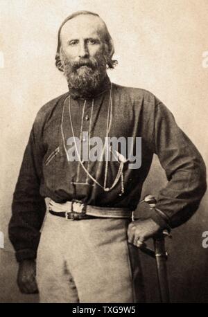 Giuseppe Garibaldi a Napoli, Italia -1861. Soldato italiano, nazionalista e politico. Tre quarti ritratto in piedi rivolto verso la parte anteriore. Foto Stock