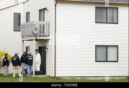 Gli investigatori federale cerca l'appartamento al piano terra di Dias Kadyrbayev e Azamat Tazhayako a New Bedford, Massachusetts on April 19, 2013. I due sono stati arrestati per il loro presunto coinvolgimento con la Boston Marathon bombardamenti Dzhokhar sospetto Tsarnaev. UPI/Matthew Healey Foto Stock