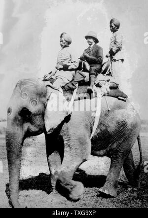 George V, re del Regno Unito dal 1936. A cavallo di un elefante su un viaggio di caccia in Nepal su dicembre 1911, mentre in India per essere installato come King-Emperor dell India. Foto Stock