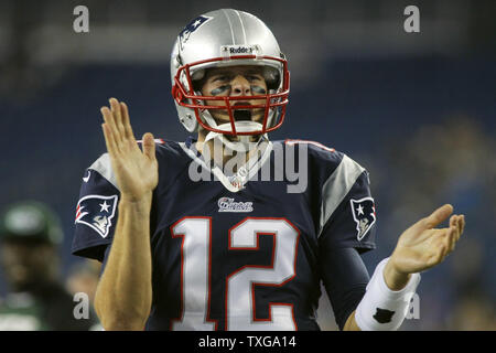 New England Patriots quarterback Tom Brady (12) grida alla folla durante il funzionamento sul campo per riscaldarsi con la sua squadra prima di prendere sul New York getti a Gillette Stadium di Foxboro, Massachusetts il 12 settembre 2013. UPI/Matthew Healey Foto Stock