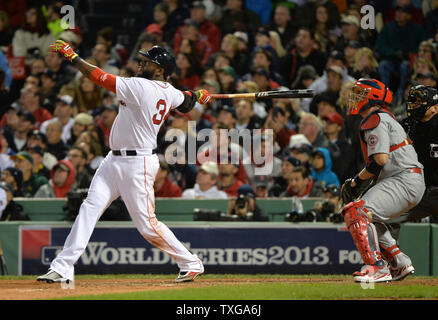 Boston Red Sox David Ortiz (L) Guarda il volo di due suoi run home run nel settimo inning assieme a San Louis Cardinals catcher Yadier Molina in gioco uno della serie Mondiale al Fenway Park di Boston il 23 ottobre 2013. UPI/Kevin Dietsch Foto Stock