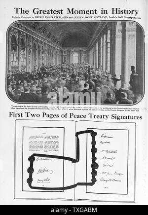 Dignitari riuniti nella sala degli specchi di Versailles a firmare il trattato di pace che termina la guerra mondiale I, 28 Giugno 1919 - Francia Foto Stock