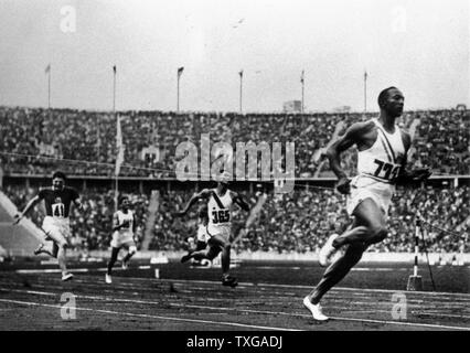 Jesse Owens in esecuzione al 1936 Olimpiadi di Berlino Foto Stock