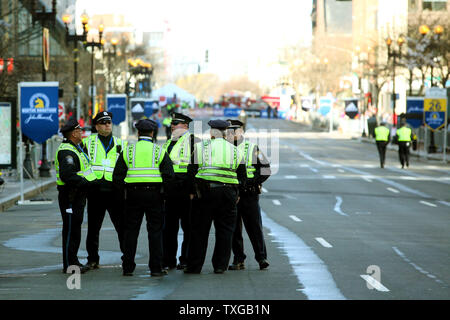 Boston funzionari di polizia incontrano in prossimità del traguardo prima di iniziare la 118a Boston Marathon di Boston, Massachusetts il 21 aprile 2014. La sicurezza è elevato soprattutto dopo due bombe esplosero in prossimità del traguardo alla maratona dello scorso anno. UPI/Matthew Healey Foto Stock