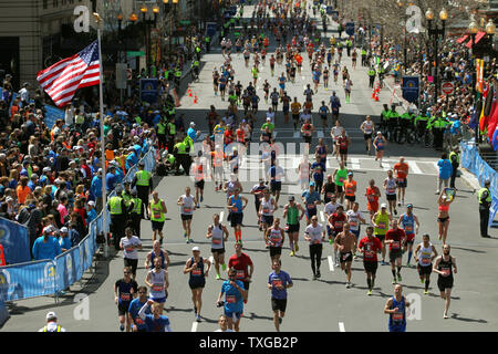 Guide di scorrimento a testa in giù Boylston Street verso il traguardo della 118a Boston Marathon di Boston, Massachusetts il 21 aprile 2014. UPI/Matthew Healey Foto Stock