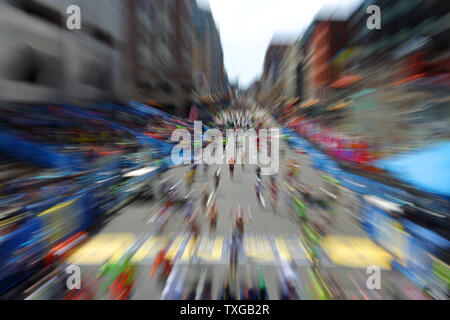 Una sfocatura di guide di scorrimento a testa in giù Boylston Street verso il traguardo della 118a Boston Marathon di Boston, Massachusetts il 21 aprile 2014. UPI/Matthew Healey Foto Stock