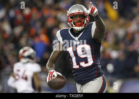 New England Patriots wide receiver Brandon LaFell (19) punti per la folla dopo il punteggio in un arco di tempo di dieci-cantiere reception nel terzo trimestre contro il Denver Broncos a Gillette Stadium di Foxboro, Massachusetts il 2 novembre 2014. I patrioti hanno sconfitto i Broncos 43-21. UPI/Matthew Healey Foto Stock