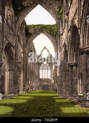 Tintern Abbey (gallese: Abaty Tyndyrn) è stata fondata da Walter de Clare, signore di Chepstow, il 9 maggio 1131, Tintern, Inghilterra Foto Stock