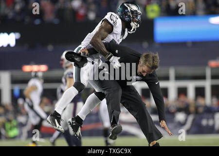 Philadelphia Eagles defensive back coach Cory Undlin (R) festeggia con la sicurezza Malcolm Jenkins (27) dopo un gioco in ritardo nel quarto trimestre contro il New England Patriots al Gillette Stadium di Foxborough, Massachusetts, il 6 dicembre 2015. Le aquile sconfitto i patrioti 35-28. Foto di Matteo Healey/ UPI Foto Stock