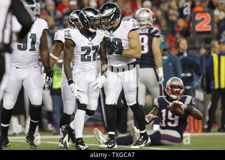 Philadelphia Eagles sicurezza Malcolm Jenkins (27) è congratulato da linebacker Connor Barwin (98) Dopo Jenkins ha affrontato il New England Patriots wide receiver Brandon LaFell (19) nel primo trimestre a Gillette Stadium di Foxborough, Massachusetts, il 6 dicembre 2015. Le aquile sconfitto i patrioti 35-28. Foto di Matteo Healey/ UPI Foto Stock