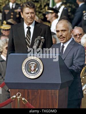 Fotografia di Re Hussein di Giordania (1935-1999), rivolgendosi a un pubblico alla Casa Bianca con il Presidente Ronald Reagan (1911-2004). Datata 1981 Foto Stock