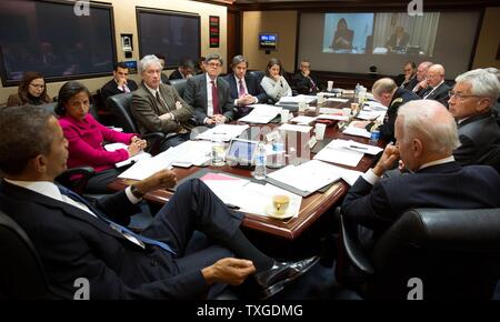 Il presidente Obama il convogliamento di una riunione del Consiglio nazionale di sicurezza nella sala situazione della Casa Bianca per discutere di questioni in Ucraina. Datata 2014 Foto Stock