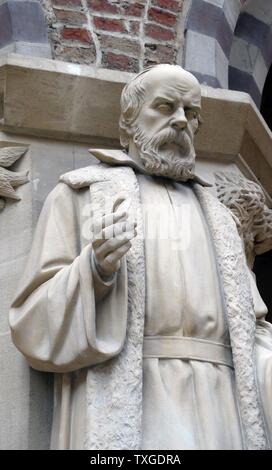Statua di Galileo Galilei (1564-1642) astronomo italiano, fisico, ingegnere, filosofo e matematico[4] che ha giocato un ruolo importante nella rivoluzione scientifica durante il Rinascimento. Datata 2009 Foto Stock