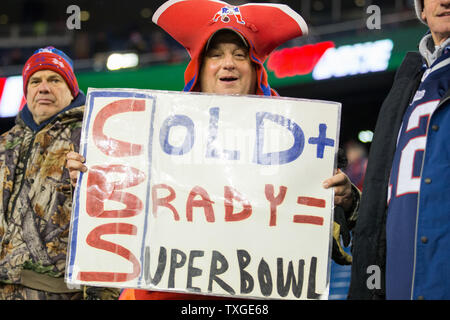 New England Patriots fans attendono per l arrivo del loro team prima dell'AFC Divisional round di gioco di spareggio contro la Tennessee Titans al Gillette Stadium di Foxborough, Massachusetts il 13 gennaio 2018. Foto di Matteo Healey/UPI Foto Stock