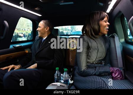 Fotografia del Presidente Barack Obama e la First Lady Michelle Obama equitazione sulla rotta per la inaugurazione presidenziale. Datata 2013 Foto Stock