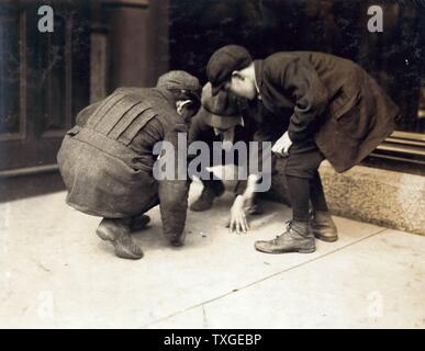 Fotografia di bambini pitching spiccioli sui principali San Fall River, Massachusetts da Lewis Hine W. (1874-1940) sociologo americano e fotografo. Datata 1916 Foto Stock