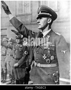 Fotografia di Reinhard Tristan Eugen Heydrich (1904-1942) ad alta classifica tedesca ufficiale nazista durante la Seconda Guerra Mondiale. Datata 1940 Foto Stock