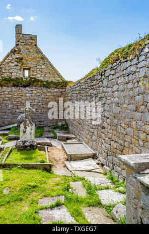 Vista interna dei ruderi della chiesa medievale di Killilagh in Doolin, splendida soleggiata giornata di primavera nella contea di Clare in Irlanda Foto Stock