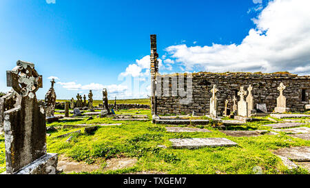 Vista meravigliosa sulle rovine della chiesa medievale di Killilagh e il cimitero del villaggio di Doolin, bella e soleggiata giornata di primavera con un cielo blu Foto Stock