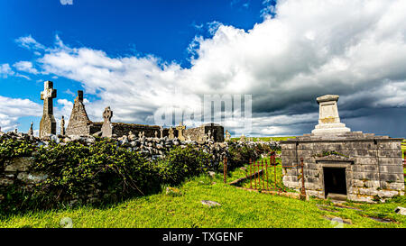 Rovine di Killilagh medievale chiesa e cimitero nel villaggio di Doolin, splendida soleggiata giornata di primavera nella contea di Clare in Irlanda Foto Stock